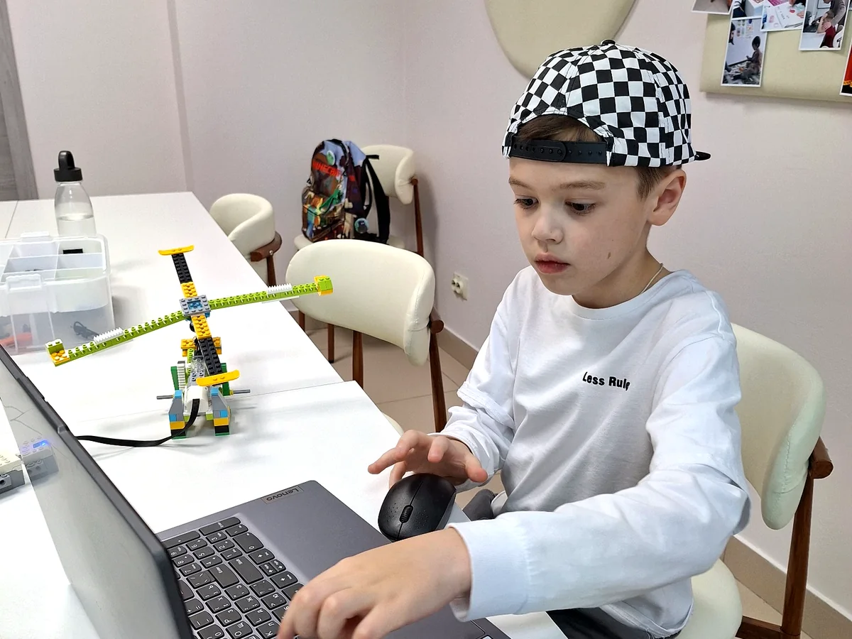 Ребёнок работает за ноутбуком на занятии